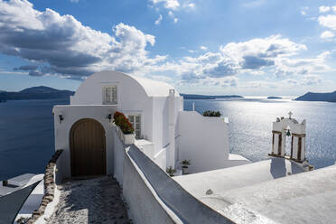 Griechenland, Santorini, Oia, Weiß getünchte Architektur über blauem Meer - RUNF04309