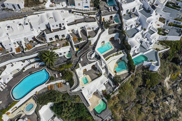 Griechenland, Santorini, Oia, Luftaufnahme eines Luxushotels mit Swimmingpools - RUNF04310