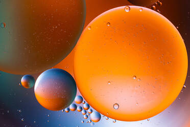 Closeup der abstrakten Hintergrund mit runden Zellen von Impfstoff in verschiedenen Größen beleuchtet von bunten Licht - ADSF23208