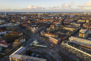 Schweden, Schonen, Malmö, Luftaufnahme des Stadtzentrums in der Abenddämmerung - TAMF02935