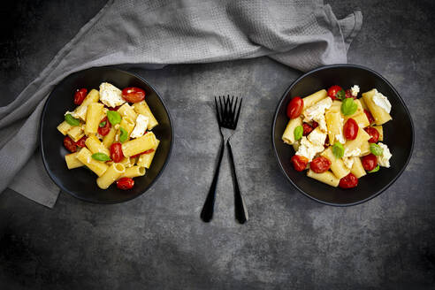 Rigatoni-Nudeln mit gebackenen Tomaten, Feta und Basilikum - LVF09151