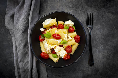 Rigatoni-Nudeln mit gebackenen Tomaten, Feta und Basilikum - LVF09153