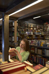 Studentin sucht Buch in der Bibliothek - VEGF04374