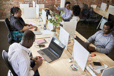 Männliche und weibliche Unternehmer arbeiten in einem Coworking-Büro - ZEDF04151