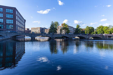 Finnland, Pirkanmaa, Tampere, Stadtbogenbrücke über den Fluss Tammerkoski - RUNF04314