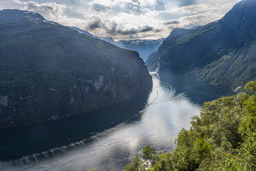 Norwegen, More og Romsdal, Blick auf den Geirangerfjord - RUNF04317