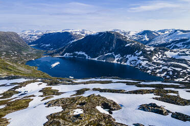 Norwegen, More og Romsdal, Luftaufnahme eines Bergsees über dem Geiranger Fjord - RUNF04319