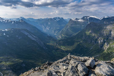 Norwegen, More og Romsdal, Blick auf den Geirangerfjord vom Aussichtspunkt Dalsnibba aus - RUNF04320