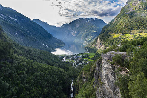 Norwegen, More og Romsdal, Blick auf ein abgelegenes Dorf im Geirangerfjord - RUNF04321