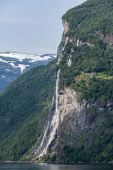 Norwegen, More og Romsdal, Blick auf den Wasserfall im Geirangerfjord - RUNF04326