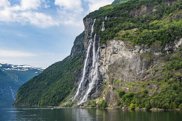 Norwegen, More og Romsdal, Blick auf den Wasserfall im Geirangerfjord - RUNF04327
