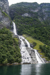 Norwegen, More og Romsdal, Wasserfall im Geirangerfjord - RUNF04328