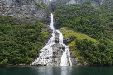 Norwegen, More og Romsdal, Wasserfall im Geirangerfjord - RUNF04329