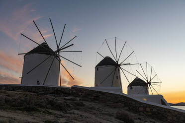 Griechenland, Mykonos, Horta, Reihe von Windmühlen bei Sonnenuntergang - RUNF04331