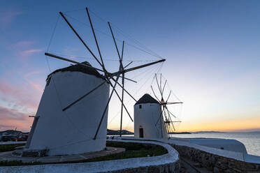 Griechenland, Mykonos, Horta, Windmühlen bei Sonnenuntergang - RUNF04332