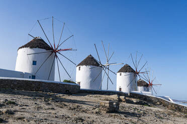 Griechenland, Mykonos, Horta, Reihe von Windmühlen - RUNF04333