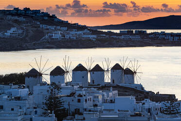 Griechenland, Mykonos, Horta, Luftaufnahme eines Dorfes mit Windmühlen und Blick aufs Meer - RUNF04334