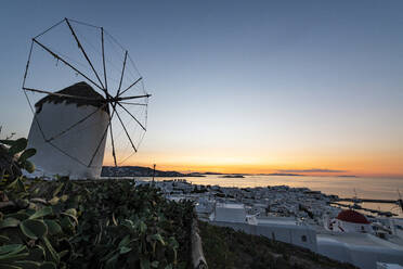 Griechenland, Mykonos, Horta, Bonis Windmühle bei Sonnenuntergang - RUNF04335