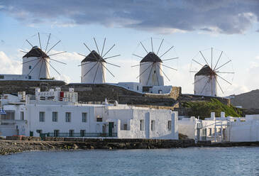 Griechenland, Mykonos, Horta, Reihe von Windmühlen am Meer - RUNF04336
