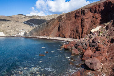 Griechenland, Santorin, Vulkanlandschaft am Roten Strand - RUNF04338