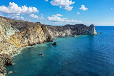 Griechenland, Santorin, Klippen am blauen Meer - RUNF04343