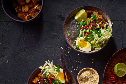 Pikante vegetarische Ramen mit gebratenem Tofu, Chinakohl und Süßkartoffelnudeln - ADSF23362