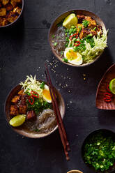 Pikante vegetarische Ramen mit gebratenem Tofu, Chinakohl und Süßkartoffelnudeln - ADSF23363