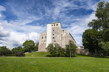 Finnland, Turku, Rasen vor der Burg von Turku - RUNF04344