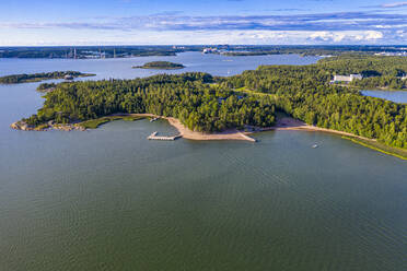 Finnland, Turku, Luftaufnahme der bewaldeten Insel Ruissalo - RUNF04345