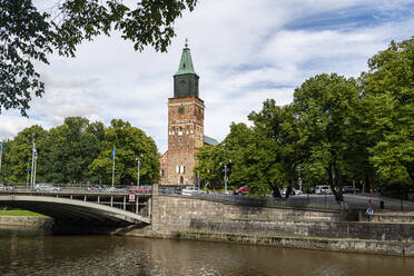 Finnland, Turku, Fluss vor der Kathedrale von Turku - RUNF04346
