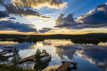 Finnland, Lappland, Inari, Dramatischer Sonnenuntergang über den Landungsbrücken am Ufer des Inari-Sees - RUNF04349