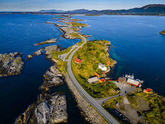 Norwegen, More og Romsdal, Luftaufnahme der Atlantikstraße, die sich über die Schären in der Norwegischen See erstreckt - RUNF04360