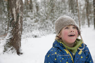 Junge schaut im Winter nach oben - FVDF00003