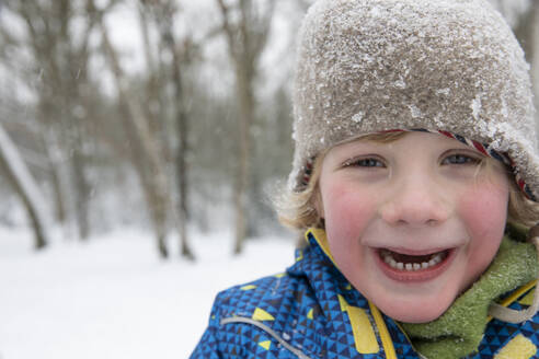 Cute boy freezing in snow during winter - FVDF00007