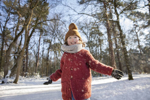 Niedlicher Junge in warmer Kleidung im Winter - FVDF00027