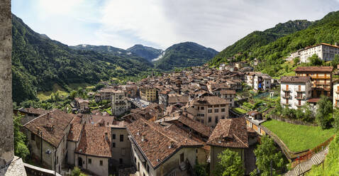 Stadtbild von Bagolino zwischen Bergen in der Provinz Brescia, Lombardei, Italien - MAMF01733