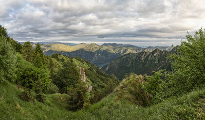 Idrosee und Gardasee inmitten von Bergen und Bäumen in der Provinz Brescia, Lombardei, Italien - MAMF01734