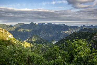 Majestätische Berge in der Nähe des Idrosees in der Provinz Brescia, Lombardei, Italien - MAMF01748