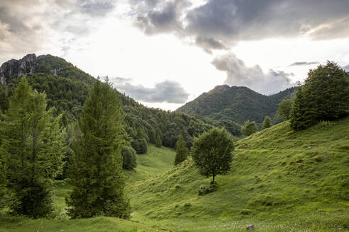 Gebirgszüge in der Nähe des Tals bei hellem Himmel in der Provinz Brescia, Lombardei, Italien - MAMF01753
