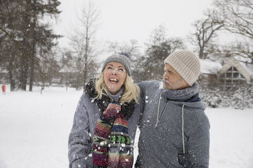 Mann und Frau genießen im Winter den Schnee - FVDF00085