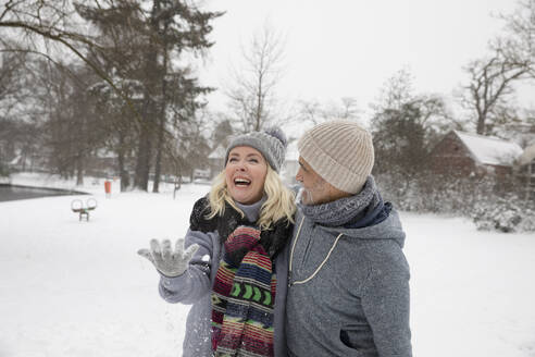 Glückliches Paar im Schnee im Winter - FVDF00086