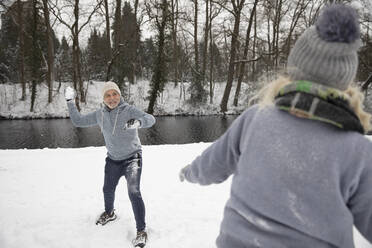 Mann wirft im Winter Schneeball auf Frau - FVDF00104