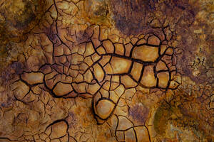 Draufsicht auf einen strukturierten Hintergrund aus trockener, rissiger Erde in Minas de Rio tinto - ADSF23493