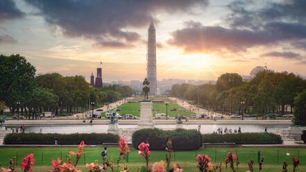 Obelisk Washington-Denkmal, umgeben von einem schönen grünen Park - ADSF23586