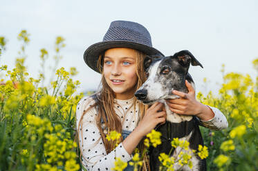 Mädchen mit Sonnenhut und Hund schaut weg - JCMF01961