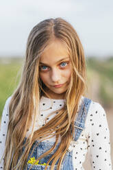 Blondes Mädchen mit blauen Augen steht auf einem Feld - JCMF01967