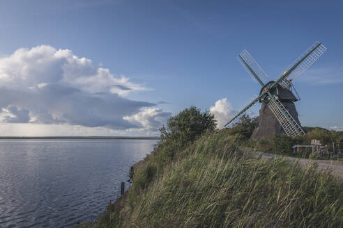 Deutschland, Schleswig-Holstein, Nieby, Windmühle Charlotte am Ufer des Naturschutzgebietes Geltinger Birk - KEBF01854