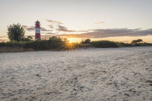 Deutschland, Schleswig-Holstein, Pommerby, Sandstrand vor dem Leuchtturm Falshoft bei Sonnenuntergang - KEBF01857