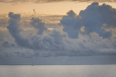 Wolken über der Ostsee in der Abenddämmerung - KEBF01861
