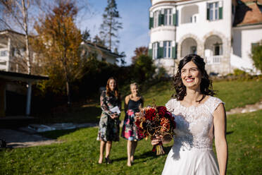 Schöne Braut steht auf dem Rasen bei der Hochzeitszeremonie - DAWF01933